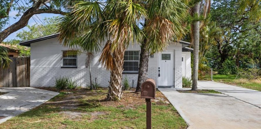House in Tampa, Florida 4 bedrooms, 134.71 sq.m. № 1677941