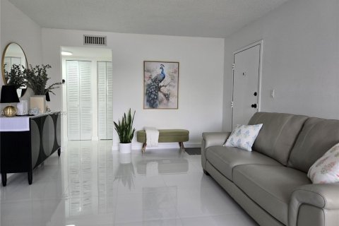 Appartement à louer à Miami, Floride: 3 chambres, 101.45 m2 № 2390476 - photo 3