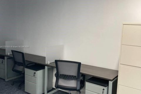 Commercial property in Miami, Florida № 1863693 - photo 4