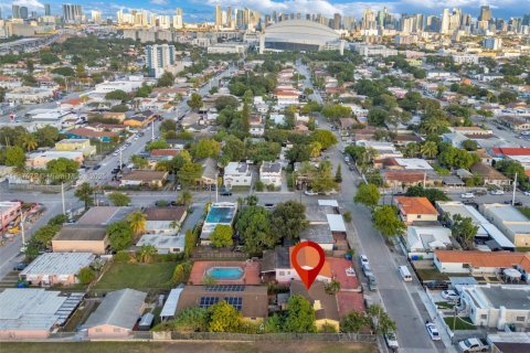 Propiedad comercial en venta en Miami, Florida, 235.23 m2 № 1972314 - foto 1