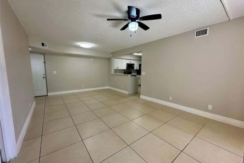 Condo in Coral Springs, Florida, 2 bedrooms № 2247273 - photo 18