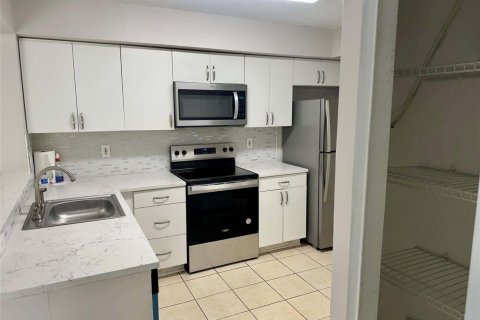 Condo in Coral Springs, Florida, 2 bedrooms № 2247273 - photo 15