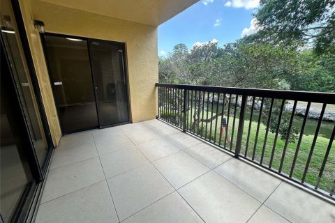 Condo in Coral Springs, Florida, 2 bedrooms № 2247273 - photo 12