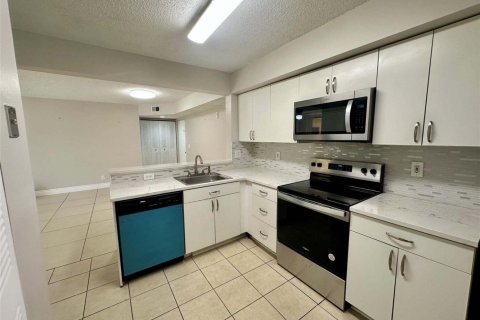 Condo in Coral Springs, Florida, 2 bedrooms № 2247273 - photo 7