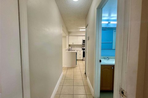 Condo in Coral Springs, Florida, 2 bedrooms № 2247273 - photo 20