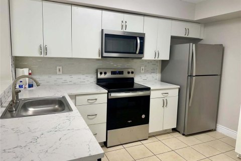 Condo in Coral Springs, Florida, 2 bedrooms № 2247273 - photo 3