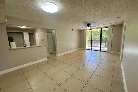 Condo in Coral Springs, Florida, 2 bedrooms № 2247273 - photo 2