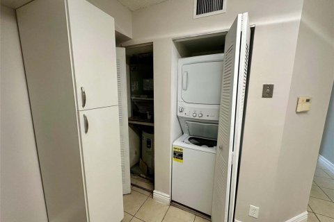 Condo in Coral Springs, Florida, 2 bedrooms № 2247273 - photo 9