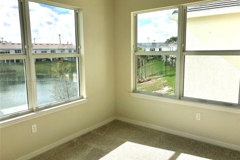 Townhouse in Hollywood, Florida 3 bedrooms, 201.13 sq.m. № 2145948 - photo 16