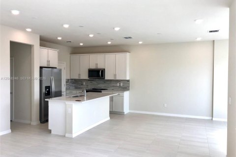 Townhouse in Hollywood, Florida 3 bedrooms, 201.13 sq.m. № 2145948 - photo 13