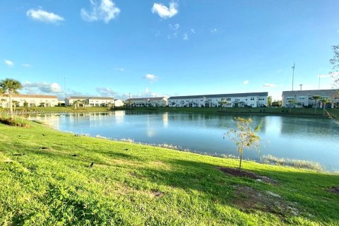 Townhouse in Hollywood, Florida 3 bedrooms, 201.13 sq.m. № 2145948 - photo 2