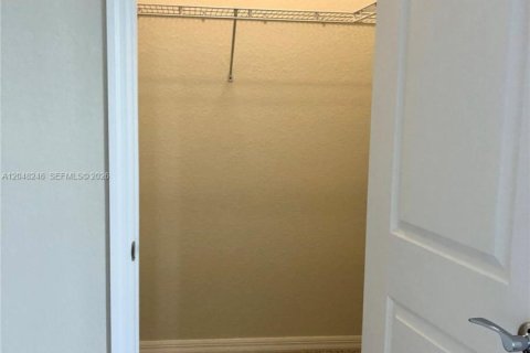 Townhouse in Hollywood, Florida 3 bedrooms, 201.13 sq.m. № 2145948 - photo 29