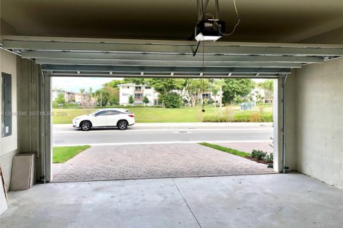 Townhouse in Hollywood, Florida 3 bedrooms, 201.13 sq.m. № 2145948 - photo 9