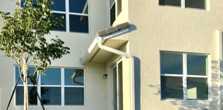 Townhouse in Hollywood, Florida 3 bedrooms, 201.13 sq.m. № 2145948