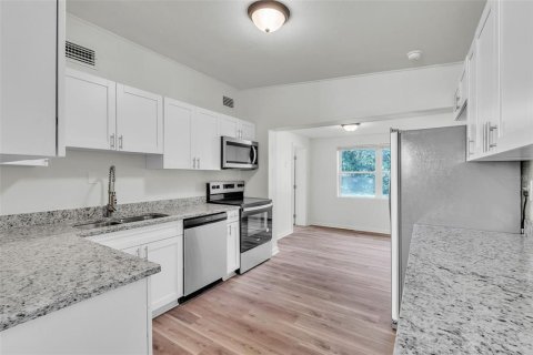House in Jacksonville, Florida 4 bedrooms, 135.54 sq.m. № 1535276 - photo 5