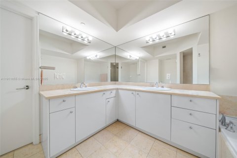 Купить кондоминиум в Авентура, Флорида 2 спальни, 122.63м2, № 2013806 - фото 20