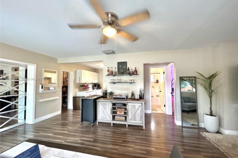 House in Oakland Park, Florida 3 bedrooms № 1779953 - photo 10