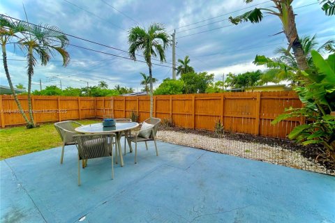 House in Oakland Park, Florida 3 bedrooms № 1779953 - photo 12
