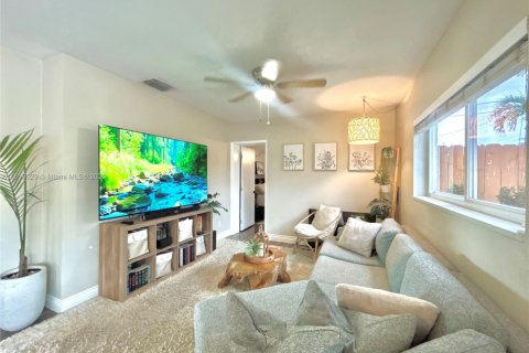 House in Oakland Park, Florida 3 bedrooms № 1779953 - photo 1