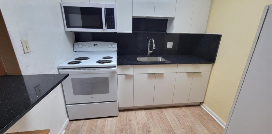 Condominio en Pembroke Pines, Florida, 2 dormitorios № 2172735
