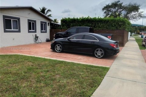 House in Miami Gardens, Florida 4 bedrooms, 164.44 sq.m. № 1965570 - photo 7