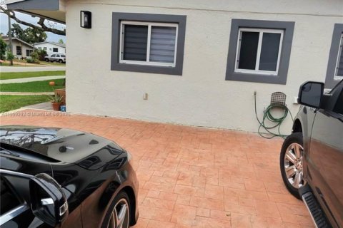 House in Miami Gardens, Florida 4 bedrooms, 164.44 sq.m. № 1965570 - photo 8