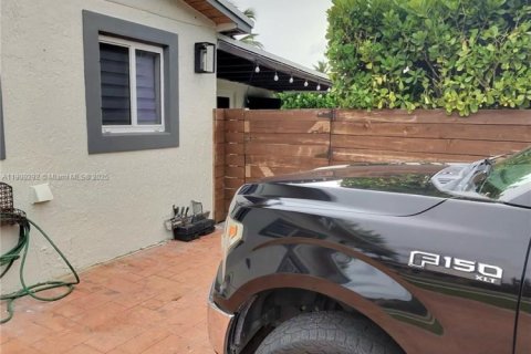 House in Miami Gardens, Florida 4 bedrooms, 164.44 sq.m. № 1965570 - photo 4