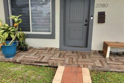 House in Miami Gardens, Florida 4 bedrooms, 164.44 sq.m. № 1965570 - photo 10