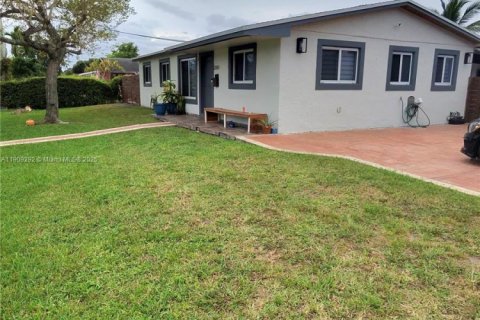 House in Miami Gardens, Florida 4 bedrooms, 164.44 sq.m. № 1965570 - photo 5