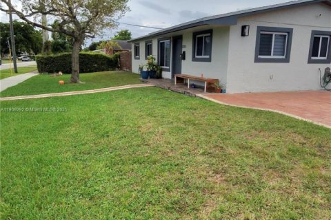 House in Miami Gardens, Florida 4 bedrooms, 164.44 sq.m. № 1965570 - photo 6