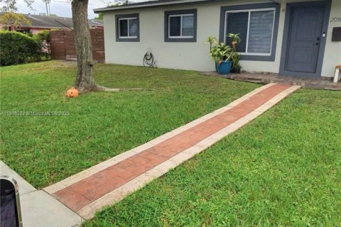 House in Miami Gardens, Florida 4 bedrooms, 164.44 sq.m. № 1965570 - photo 11