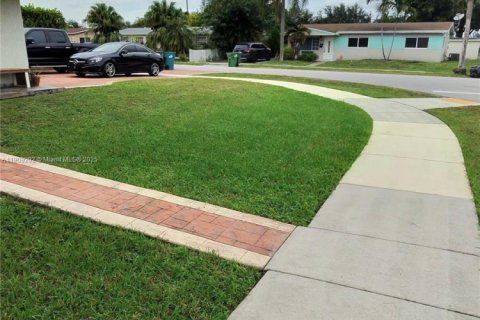 House in Miami Gardens, Florida 4 bedrooms, 164.44 sq.m. № 1965570 - photo 12