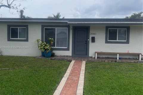House in Miami Gardens, Florida 4 bedrooms, 164.44 sq.m. № 1965570 - photo 1