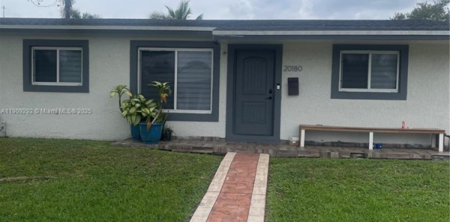 House in Miami Gardens, Florida 4 bedrooms, 164.44 sq.m. № 1965570
