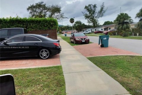 House in Miami Gardens, Florida 4 bedrooms, 164.44 sq.m. № 1965570 - photo 9