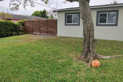 House in Miami Gardens, Florida 4 bedrooms, 164.44 sq.m. № 1965570 - photo 3
