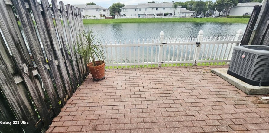 Touwnhouse à Miami, Floride 2 chambres, 88.26 m2 № 1997888