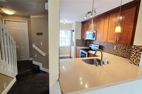 Touwnhouse à louer à Miami, Floride: 2 chambres, 88.26 m2 № 1997888 - photo 6