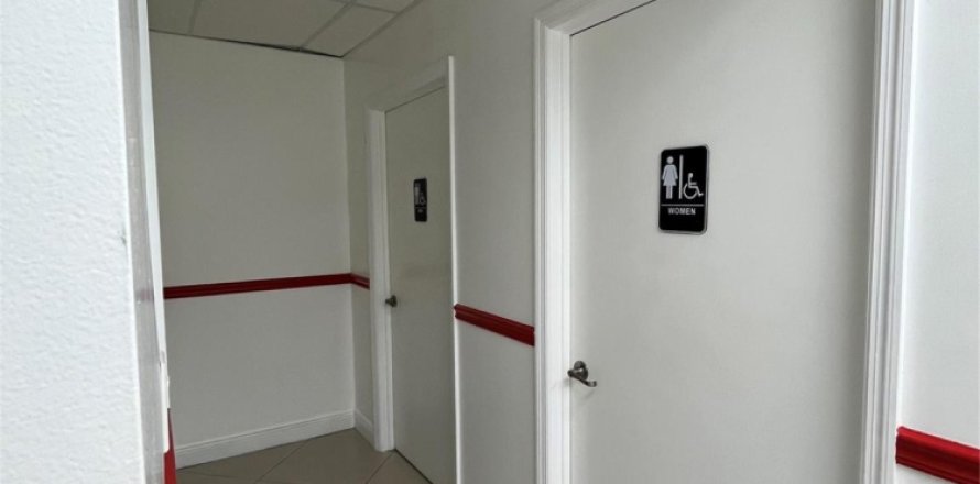 Commercial property in Margate, Florida № 935223