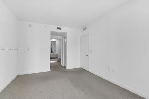 Condo in Miami, Florida, 1 bedroom  № 1980891 - photo 18