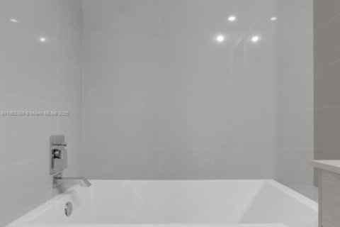 Condo in Miami, Florida, 1 bedroom  № 1980891 - photo 22