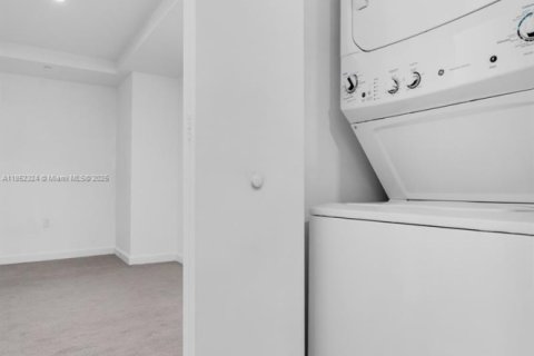 Condo in Miami, Florida, 1 bedroom  № 1980891 - photo 24