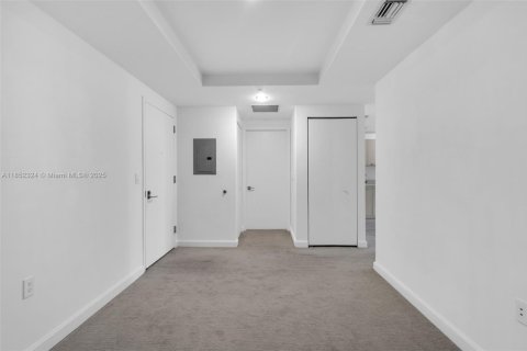 Condo in Miami, Florida, 1 bedroom  № 1980891 - photo 8