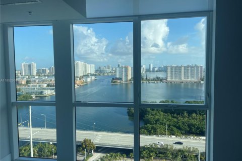 Condo in Sunny Isles Beach, Florida, 4 bedrooms  № 1872270 - photo 14