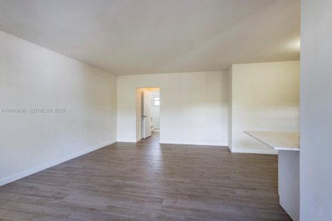 Condominio en venta en Coral Gables, Florida, 1 dormitorio, 52.49 m2 № 2000541 - foto 6