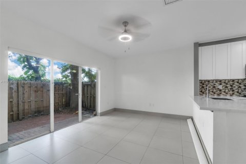 Townhouse in Homestead, Florida 3 bedrooms, 108.6 sq.m. № 1728623 - photo 13