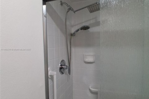 Copropriété à vendre à Sunrise, Floride: 2 chambres, 79.9 m2 № 1945808 - photo 28
