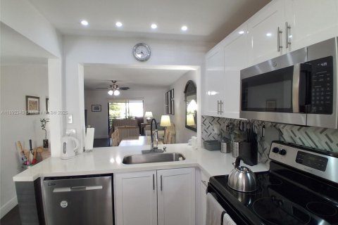 Copropriété à vendre à Sunrise, Floride: 2 chambres, 79.9 m2 № 1945808 - photo 3