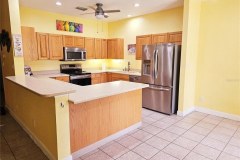 Townhouse in Saint Petersburg, Florida 3 bedrooms, 216.65 sq.m. № 1130668 - photo 14