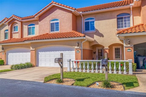 Townhouse in Saint Petersburg, Florida 3 bedrooms, 216.65 sq.m. № 1130668 - photo 1